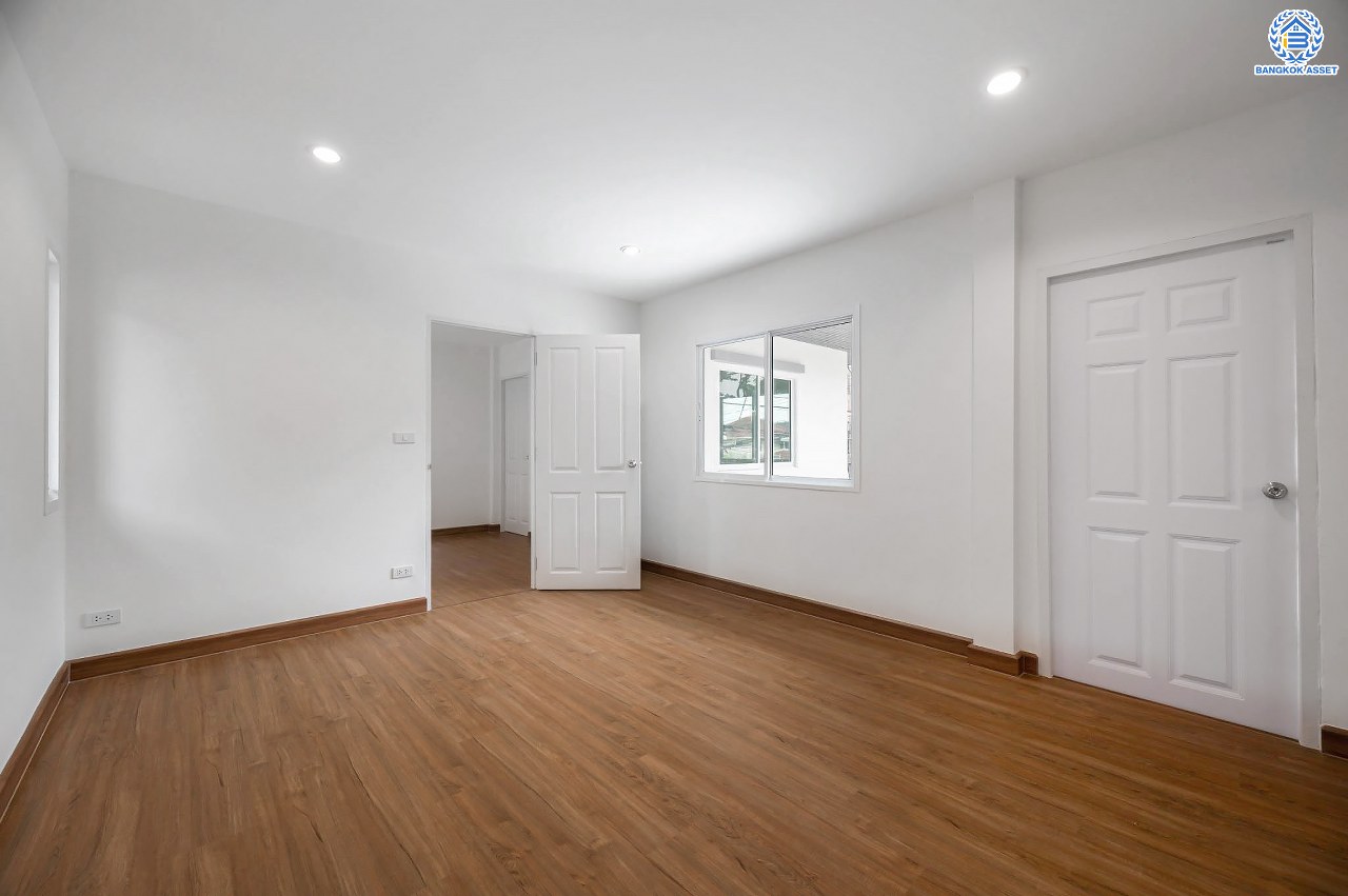 บ้านมือสองตกแต่งใหม่ โครงการ บ้านณัฐนันท์2 ดอนเมือง บ้านเดี่ยว หลังมุม  เนื้อที่ 56.9 ตร.ว. ฟังก์ชัน 3 ห้องนอน 3 ห้องน้ำ จอดรถได้ 1 คัน บนทำเลดีที่สุด ใกล้สนามบินดอนเมือง ทางด่วน "ศรีสมาน" และรถไฟฟ้าสายสีแดง "สถานีดอนเมือง"